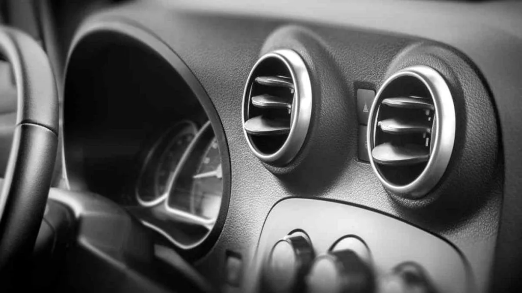 Painel interno de um carro, com as saídas de ar em destaque
